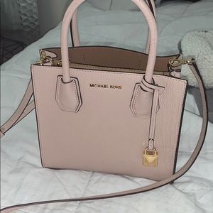 Pale pink Michael Kor’s great condition purse!